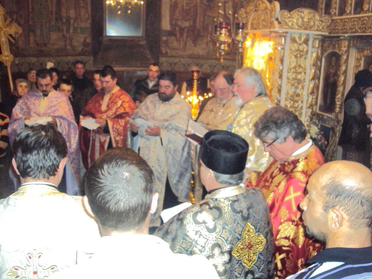 Sobor de preoţi, în frunte cu Protoiereul Pavel Postolachi