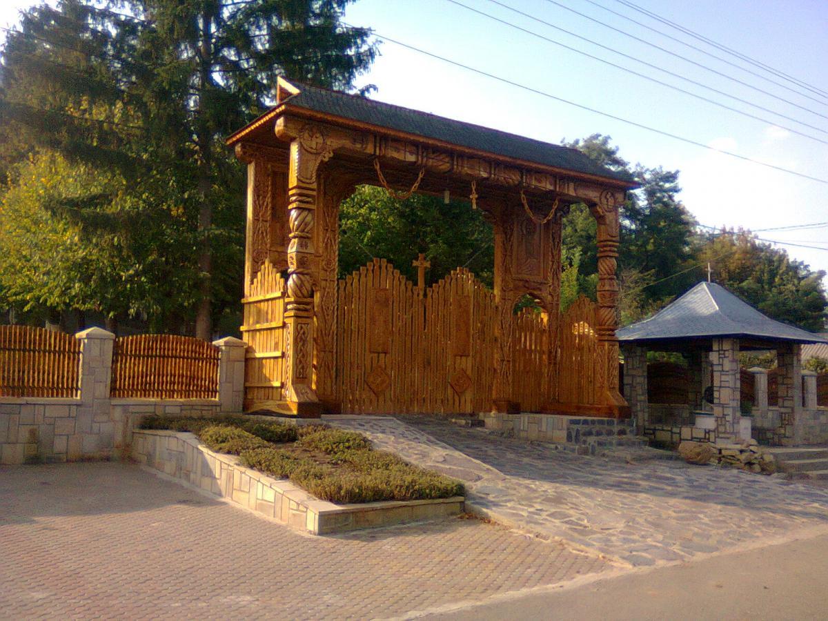 Poarta sculptată de preotul Bârsan Teodor
