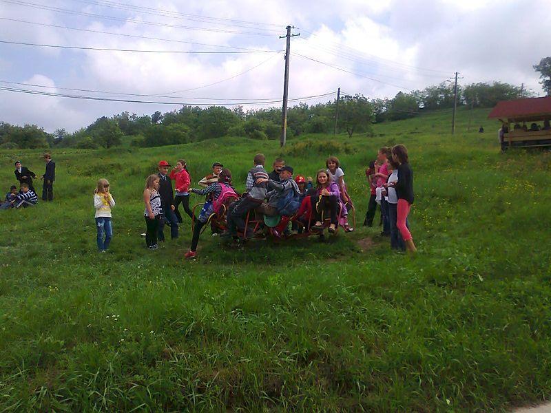 Copiii din sat, bucurându-se de Ziua eroilor
