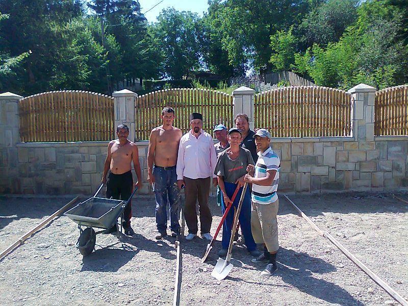 Părintele paroh, Romică Siminciuc impreună cu muncitorii