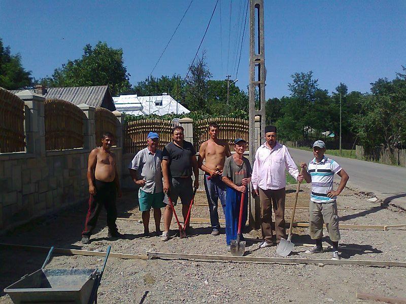 Părintele paroh, Romică Siminciuc impreună cu o parte din muncitori