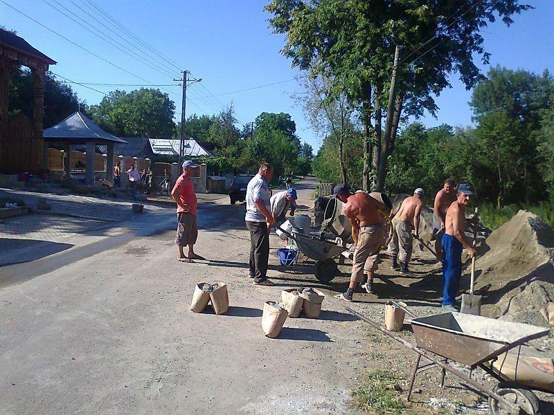 Muncind la parcarea din faţa Sfintei Biserici