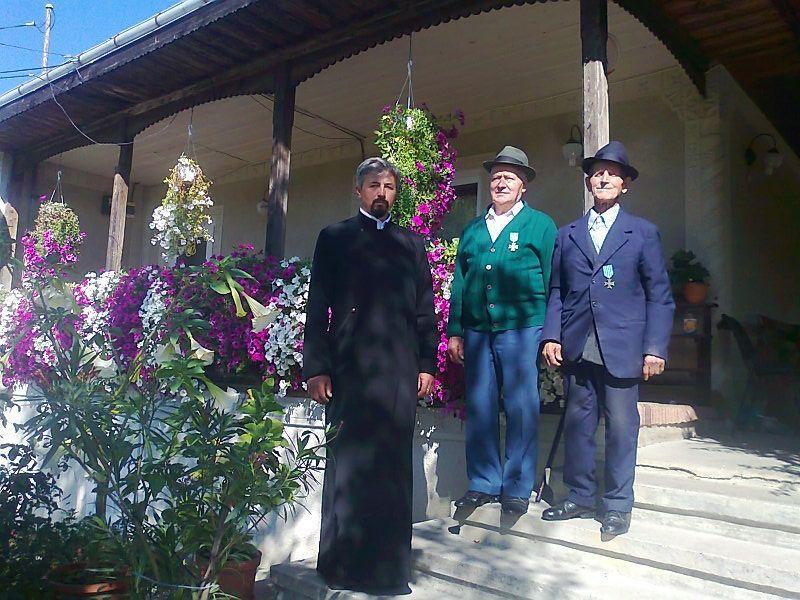 Preotul paroh, Romică Siminciuc împreună cu veteranii satului, la casa parohială