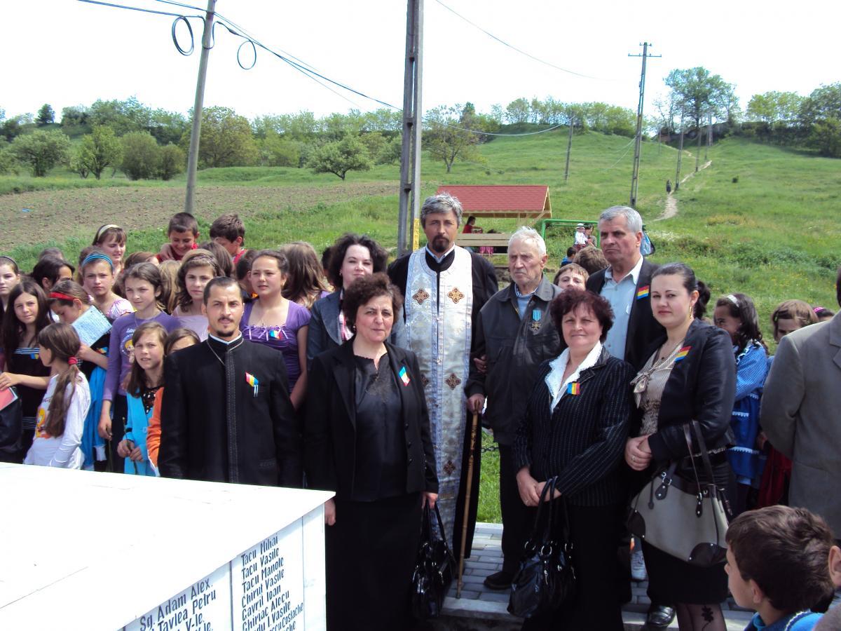 Preotul paroh împreună cu o parte din cadrele didactice din sat.