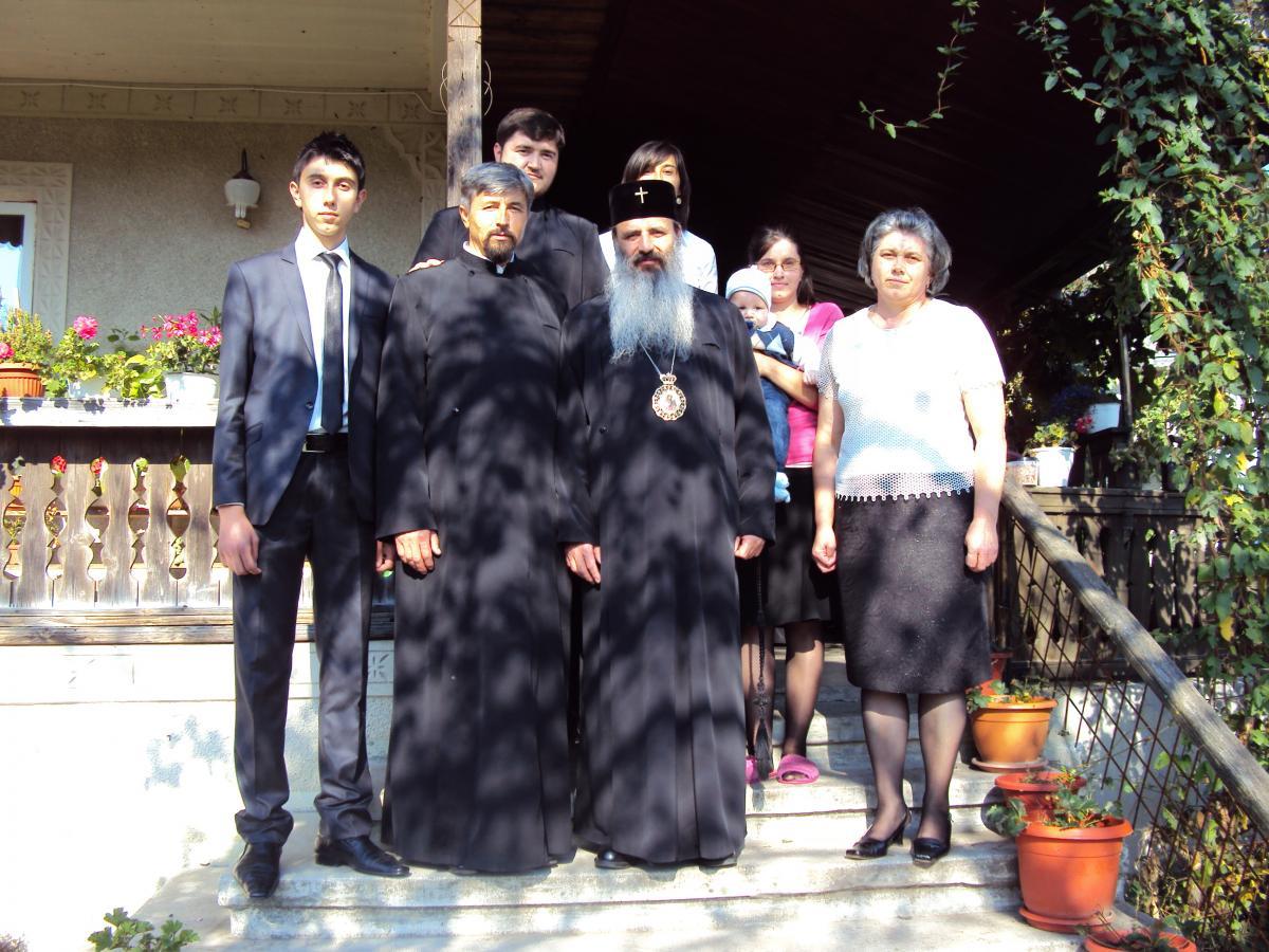 IPS Teofan împreună cu o parte din familia părintelui paroh
