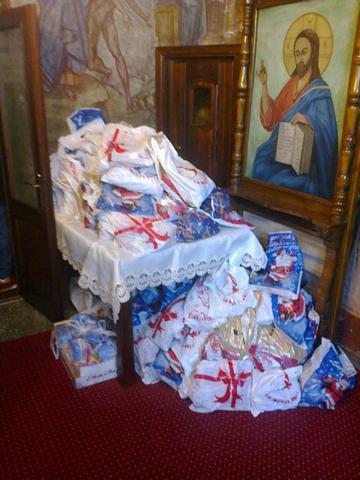 Pachetele pentru copiii care au sustinut serbarea,luate cu ajutorul Primariei Miroslovesti si a D-lui Vadeanu Marius