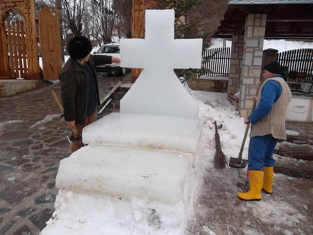 Lucrand la Sfanta Cruce